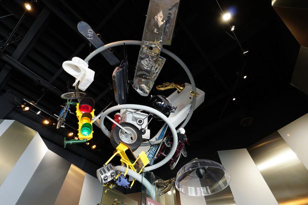 Visitor Centre 内展示了由礦物製成的各類用品，包括馬桶、飛機翼和交通燈。