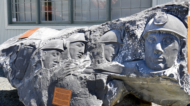 戶外展示場有石雕向礦業工人致敬。
