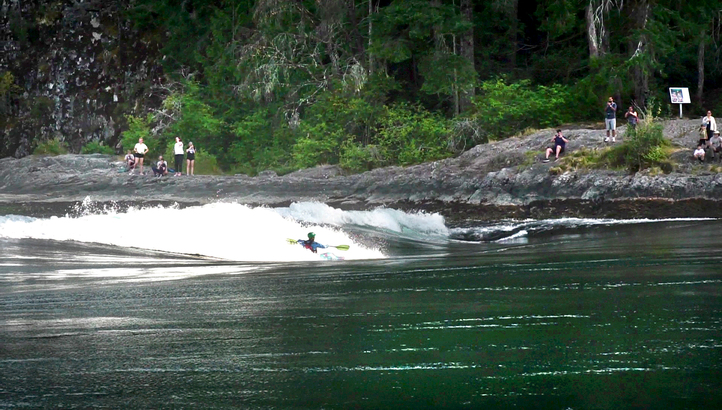 據稱是北美潮湧最快的 Sechelt Rapids，也難阻藝高人膽大的划艇手。