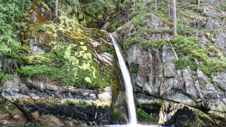 Jervis Inlet 有多達二百條沿石崖直流入海的大小瀑布。