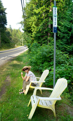 沿路巴士站擺放有 Cottage Chair，顯示此地生活節拍悠閒，而且治安極好。
