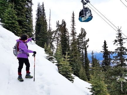 Banff 的 Sulphur Mountain 冬日乃可步行或乘吊車上落。
