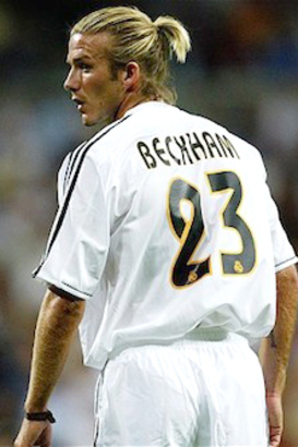 說到足球，大家都知道萬人迷 David Beckham，而他效力皇家馬德里和 LA Galaxy 時，球衣都是 23 號。碧咸和太太 Victoria 以及三子一女都是 celebrities，一家人的見報率不亞於一線明星。