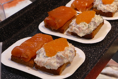 Salmon（鮭魚）、魚子醬和黑麥包是波羅的海地區常見的輕食。