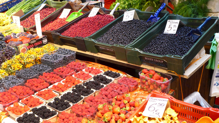 波羅的海地區的市集常見紅色越橘 lingonberry、橙色雲莓 lakka 和藍莓 mustikka 等鮮色小莓果。