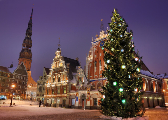 Riga 稱第一棵聖誕樹就是於 1510 年豎立在他們舊城的商會大樓門前。(Photo from latvia.travel)
