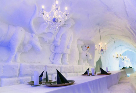 名為 Snowman World Ice Restaurant 的餐廳，室內裝潢全以白雪雕成。(santaclausvillage.info)