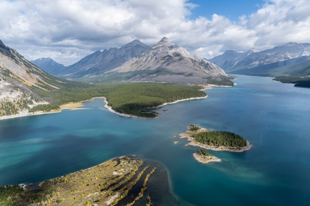 加拿大有豐富的天氣資源，一張照片就囊括了冰川、湖泊、石岩和森林。