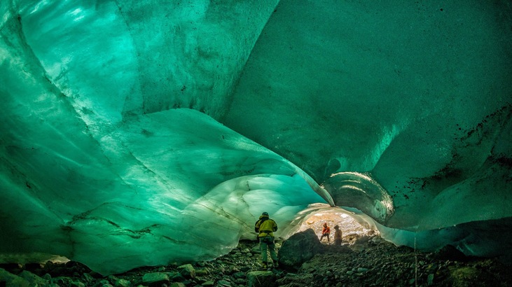 在 Mount Sir Sanford 十多條冰川底，遊人可探索別有洞天的冰河奇景。