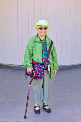住在溫哥華的 Sui Chen Shen 純色外衣配上 80 年代汗衣和肩包，深懂平衡鮮艷顏色與圖案對比之道。