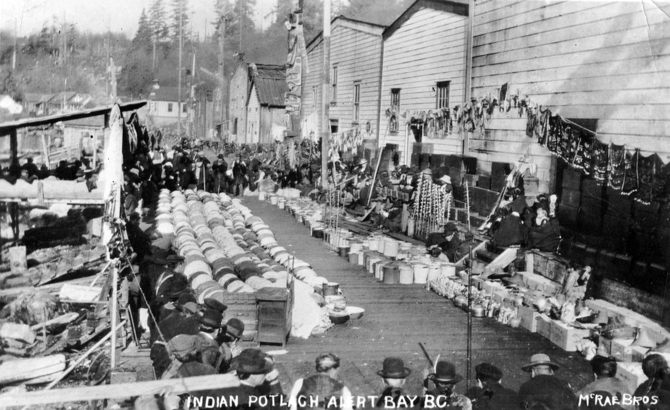 1920 年代，Alert Bay 原住民的豪門盛宴 Potlatch，由主家派發的部分禮品，可見當時物資非常豐富。(Photo from archives.vancouver.ca)