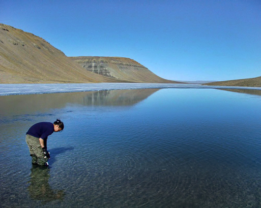 Darlene 在大學時期，已於加拿大的 Nunavut 北極圈無人地帶 Devon Island 協助研究工作。