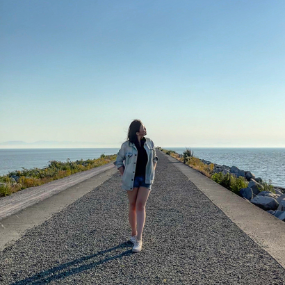 為了表現歌曲自由自在的寫意感覺，Athena 特別到列治文 Iona Beach 的堤壩拍攝外景。 