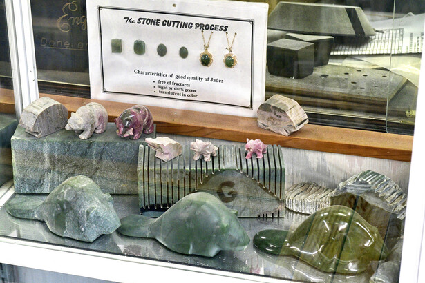 Cariboo Jade Shoppe 既是商店亦是 BC 玉的資訊中心，陳列品中就特別介紹了雕刻 BC 玉的工序。