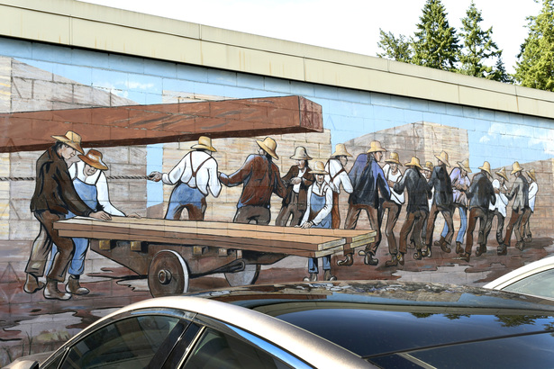 描繪當年木廠碼頭苦力華工團隊的 32 米長「1884 Chinese Bull Gang」屬最大型壁畫之一。