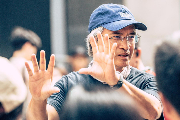 香港著名導演陳木勝，曾以《衝鋒隊怒火街頭》、《雙雄》、《新警察故事》、《三岔口》、《保持通話》及《掃毒》等作品，5 度獲提名香港電影金像獎的最佳導演，2020 年 8 月因鼻咽癌辭世，令人不捨。