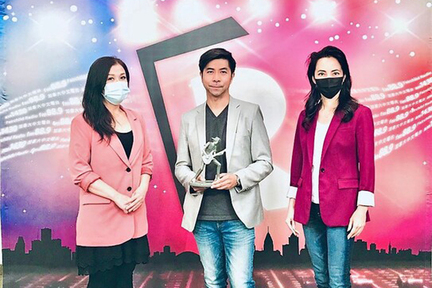 SQ2021「亞軍」得主黃耐遷（中）從多倫多加拿大中文電台的羅爵暉（右）和李亭（左）手中接過獎座及加幣 $3,000 獎金。
