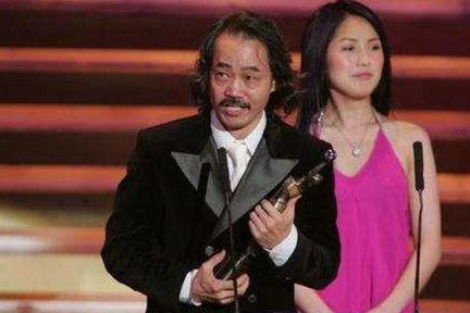 元華原名容繼志，多年來在同門的電影中默默耕耘，2005 年和元秋合演周星馳電影《功夫》，憑「包租公」一角獲得《香港電影金像獎》及《香港電影金紫荊獎》的「最佳男配角」殊榮。