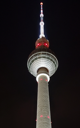 高達 365 米的柏林電視塔，是東德政府所建的著名地標，現在則是遊客必到的打卡景點。