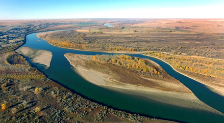 South Saskatchewan River 流經亞省和沙省，是加拿大的主要河流之一。