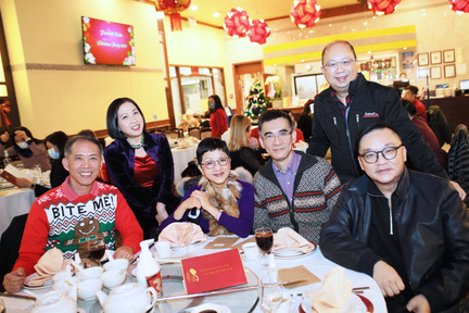 左起： Wong Sir、宣傳總監何結群、Celina、文楓、馬光浩、加拿大中文電台台長李偉仁。