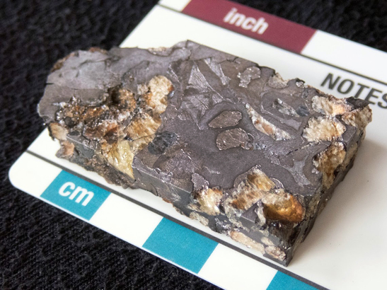 隕石裡的「橄欖石」（淺棕色），在構造上跟地球其他石塊有異。