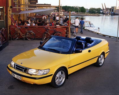 原著中主角的汽車原是一部黃色開篷 Saab 900 Turbo。