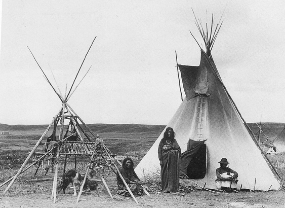 帳篷多屬臨時和流動的建築物。(Photo from Provincial Archives of Alberta)