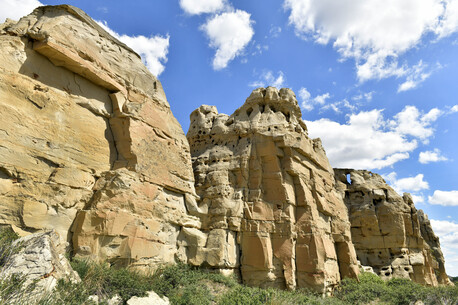 Writing-on-stone Provincial Park 原住民的岩畫就是刻在這些型如堡壘之岩壁上。
