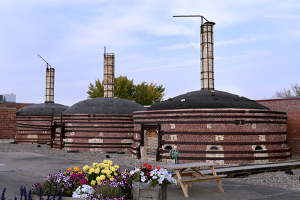 屬國家級歷史建築的 Medalta Potteries 陶瓷廠，巨型窯爐是亞省最早的工廠。