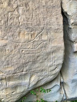 Writing-on-stone 的原住民石刻，現屬聯合國保護文物。