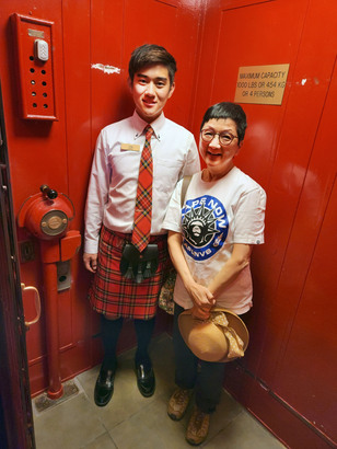 Prince of Wales Hotel 古董升降機要由穿蘇格蘭服裝的服務員手動控制。