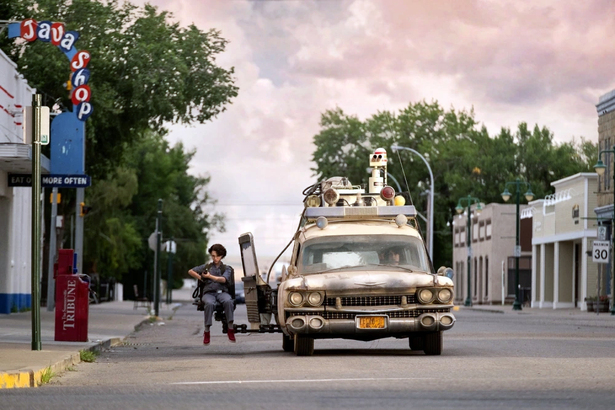 《Ghostbusters: Afterlife》曾於 Fort Macloed 鎮内多處取景，圖左的咖啡室也在李安導演之《Brokeback Mountain》中出現過。(Photo from Sony Pictures)