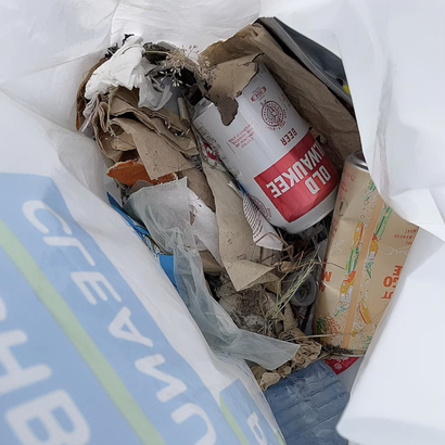 沙灘上有數之不盡的垃圾，尤其是難分解的塑膠廢物，為海洋生態帶來嚴重的污染。