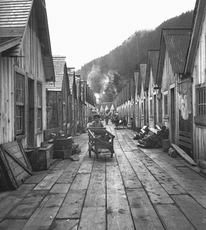 當年不少原住民員工帶同子女住在小木屋宿舍。(Photo from North Pacific Cannery)