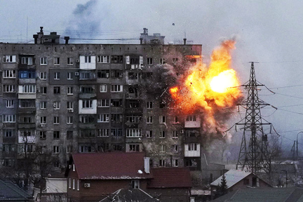 俄軍以飛彈攻擊烏克蘭首都基輔以及周圍城市，造成許多平民傷亡，多處主要建築崩毀。(Photo from Canadian Press)