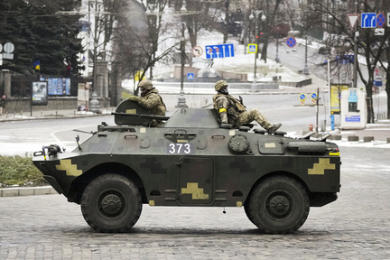 烏克蘭武裝部隊在首都基庫處於高度戒備狀態。(Photo from Canadian Press)