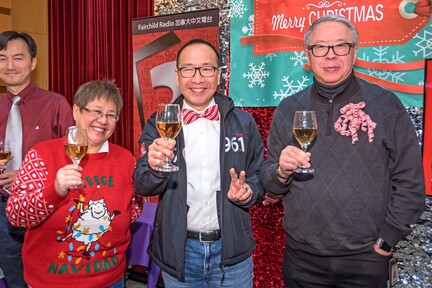 （左起）加拿大中文電台行政顧問盧業瑂、李方大哥、新時代傳媒集團副主席陳國雄，一起祝大家聖誕快樂、身心健康。