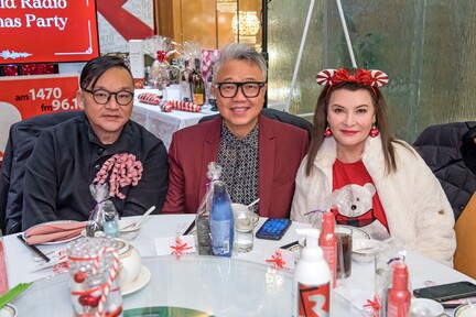 （左起）加拿大中文電台台長李偉仁、Hoho 和 Deborah，三人聚在一起會不會在講溫巿有甚麼聖誕活動？