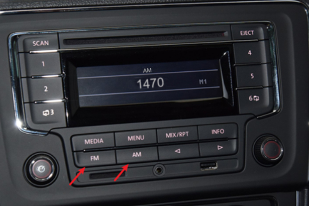 在新款的汽車上，傳統的 AM、FM 電台按鈕雖不常見，可是收聽收音機的功能仍然集成在車裡。
