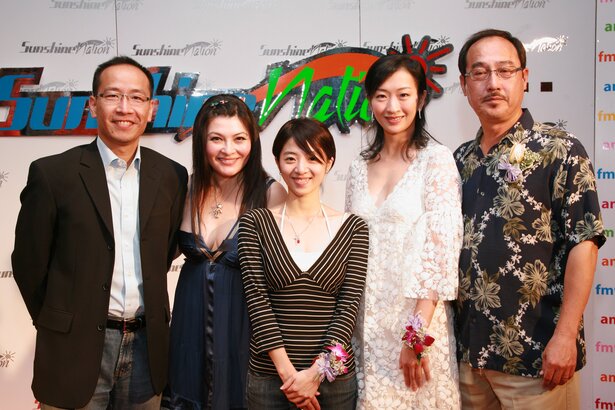 2007 年，Deborah Moore（左二）夥同李方大哥（左一）、可米製作代表施文嘉（中）、香港小姐暨專欄作家梁佩瑚（右二）、台灣著名電視節目主持趙樹海（右），一起擔任 Sunshine Nation 評審。當年這 5 位評審慧眼選出來的 Sunshine Boyz 冠軍，正是在影視圈走紅，最近和賭王千金何超蓮共諧連理的 Shawn 竇驍。