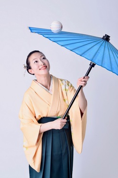 鏡味味千代是有千年歷史的日本「太神樂」的大宗師，不但精通「太神樂」的中的獅子舞，還擅長各項雜耍，例如轉傘、額上平衡等 。
