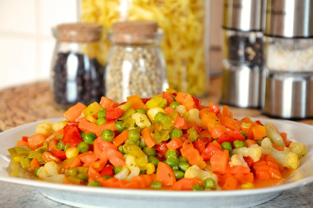 常見的「炒三色豆」中，包含了玉米、豌豆仁以及紅蘿蔔，除了紅蘿蔔以外，其他兩種都屬於澱粉類。(Photo by Pixabay)