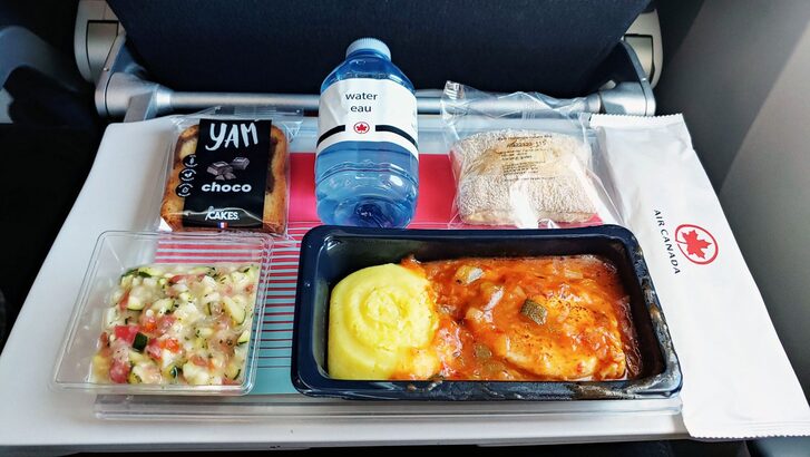 前空姐教路，去厠所的最佳時間是派餐前，因為當大家都坐定定準備開餐，是最少人使用厠所的時段。(Photo from Air Canada)