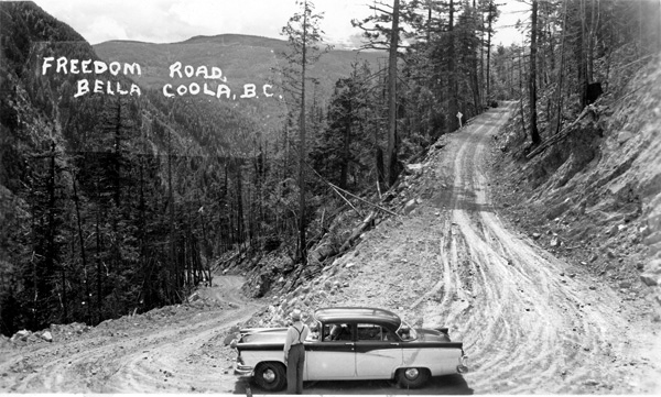 20 號公路最艱鉅的西段，在 1953 年靠居民自行開拓。(Photo from Bella Coola Valley Museum) 