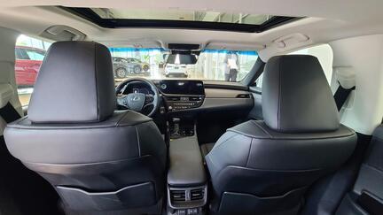 這部 2024 年的 Lexus ES 300h 油電混合車，能產生 215 匹馬力，搭配寬闊的儀錶和中央顯示屏幕，不但操控佳，駕駛起來也極為方便。