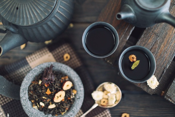 綠茶跟咖啡兩者均含咖啡因，亦分別有能抗氧化的多酚類 - 兒茶素及綠原酸。三種化合物加起來可能有助減肥。(Photo by Pixabay)