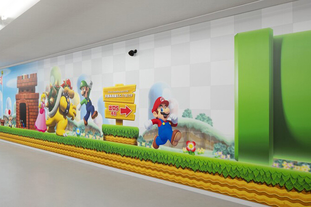 「Nintendo KYOTO」位於京都高島屋 S.C. T8 館的 7 樓，只要搭乘阪急電車，於阪急京都線京都河原町駅下車後，地下連接通道可直達，而前往的途中，也能看見滿滿的瑪利歐場景壁畫。(Photo by Nintendo)