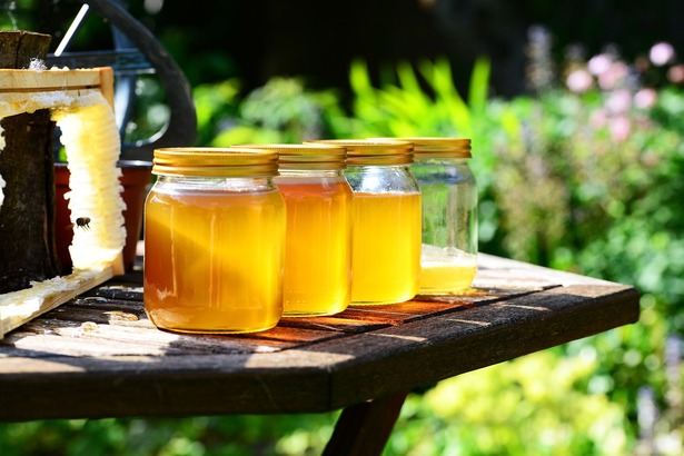 大家應向可靠的來源或養蜂場購買蜂蜜，蜂蜜如帶有苦味或澀味亦應棄掉，市民亦應盡可能弄清楚生產蜂蜜的花卉種類。(Photo by Pixabay)