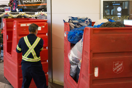 加拿大救世軍的工作人員努力把捐贈來的衣物運到貨車上，再送到救世軍總部。